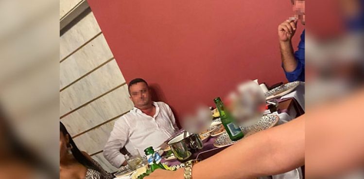 DAVASINA BAKTIĞI SANIKLA YEMEKTE FOTOĞRAFI ÇIKAN HAKİM AÇIĞA ALINDI