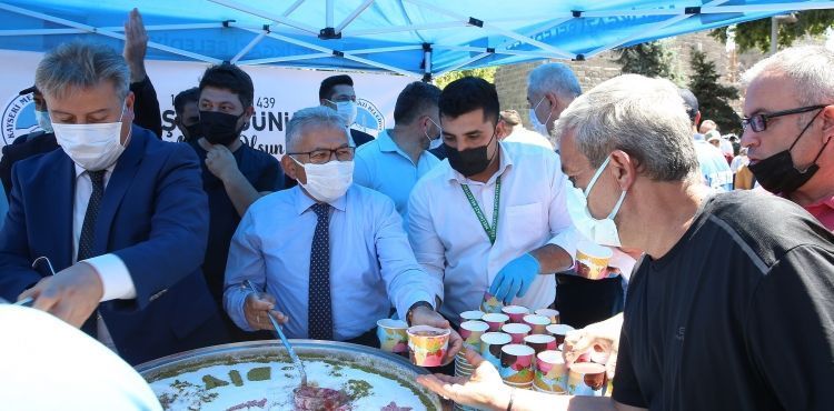 BAŞKAN BÜYÜKKILIÇ AŞURE DAĞITTI, ESNAF VE VATANDAŞLA BULUŞTU