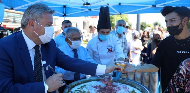 MELİKGAZİ BELEDİYESİ’NDEN VATANDAŞLARA AŞURE İKRAMI