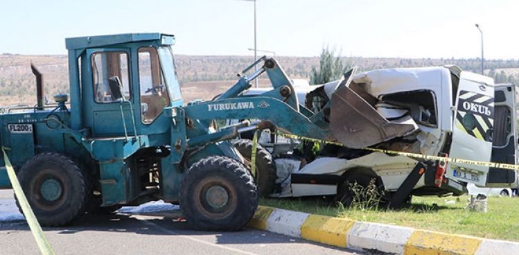 ŞANLIURFA’DA İŞ MAKİNESİ, ÖĞRENCİ SERVİSİNE ÇARPTI: 13 YARALI