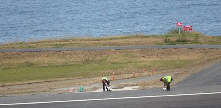 TRABZON HAVALİMANI'NDA PİST ÇATLADI, UÇUŞLAR İPTAL EDİLDİ