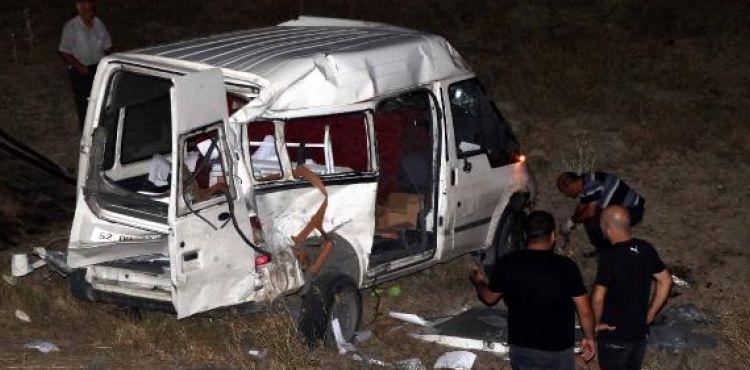 Otomobil ile çarpışan minibüs şarampole devrildi: 4 yaralı