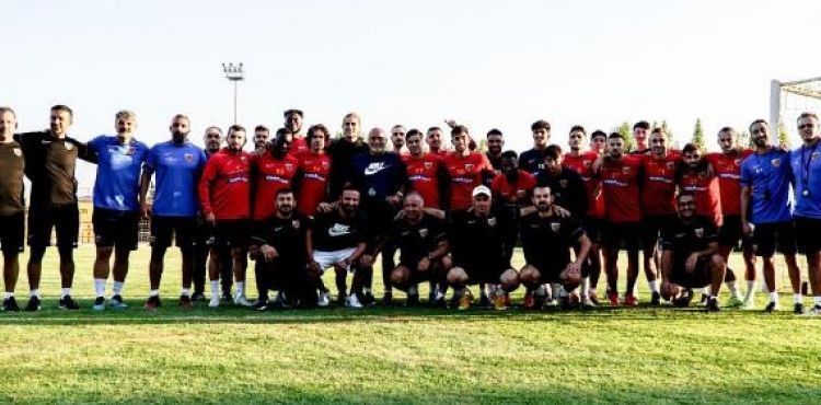 Rennes'e transfer olan Doğan Alemdar, takım arkadaşlarıyla vedalaştı
