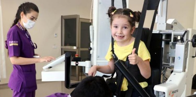 6 yaşındaki Leman, robotik yürüme cihazıyla hayata tutundu