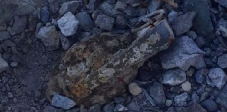 Barajda, suyun çekildiği bölgede el bombası bulundu