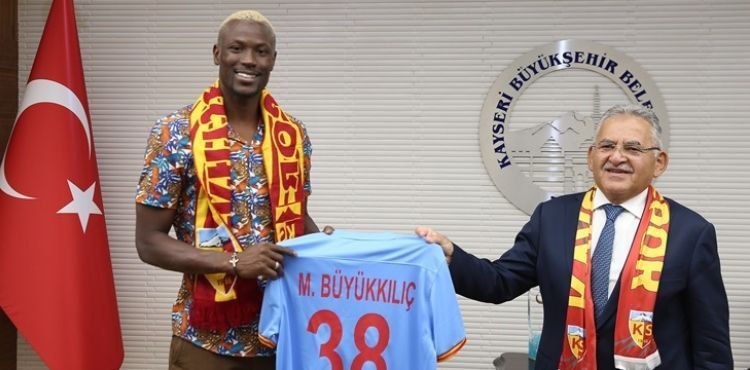 BAŞKAN BÜYÜKKILIÇ, KAYSERİSPOR’UN YENİ YILDIZINI AĞIRLADI