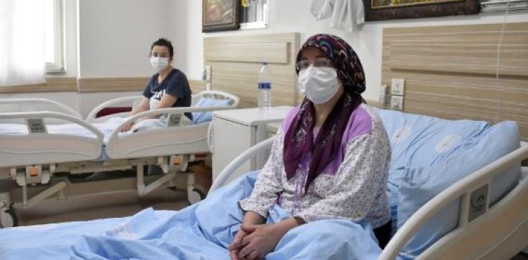 Koronavirüs aşısı olmayan anne-kız hastanede tedavi görüyor