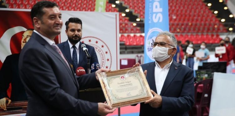 BAŞKAN BÜYÜKKILIÇ, YILDIZLAR TÜRKİYE KARATE ŞAMPİYONASI AÇILIŞINA KATILDI