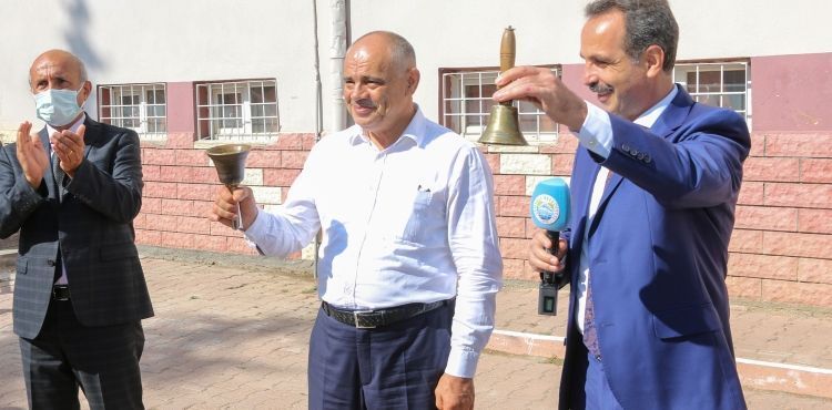 BAŞKAN ESAT ÖZTÜRK İLK DERS ZİLİNİ ÇALDI
