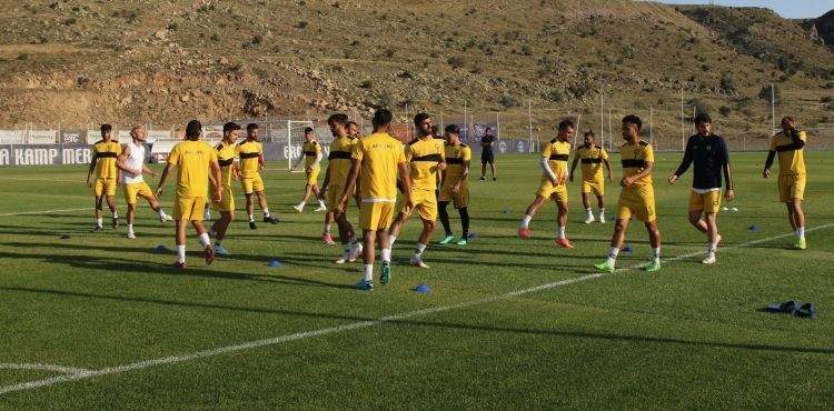 AĞRI SPOR TEKNİK HEYETİNDEN HACILAR STADYUMUNA ÖVGÜ