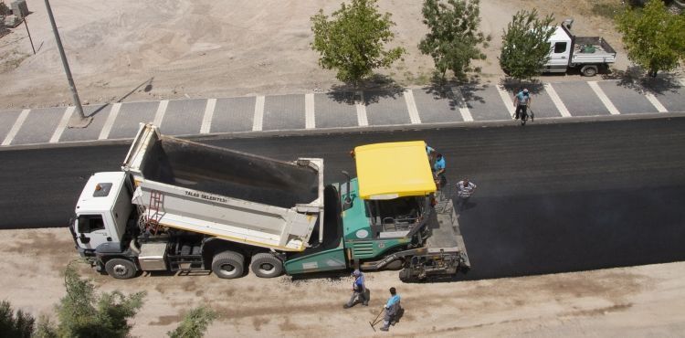 ÇİMENLİ CADDESİ’NE SON KAT ASFALT ATILDI, YOL TRAFİĞE AÇILDI