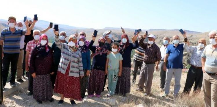 Mahalleli, telefonla konuşabilmek için 1 kilometre yol yürüyor