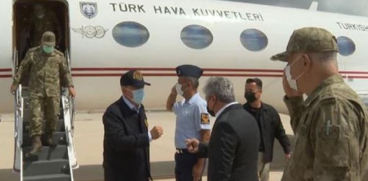 Bakan Akar, sınır hattında komutanlarla bir araya geldi
