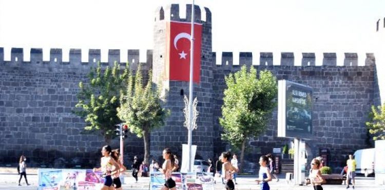 Kayseri'de Yarı Maraton'a yoğun ilgi; bebekleriyle katıldılar