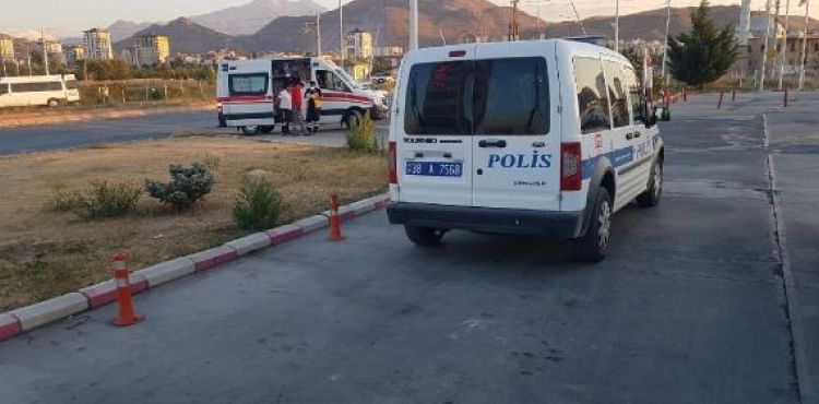 Akaryakıt istasyonunda bıçaklı 'yan bakma' kavgası: 2 yaralı