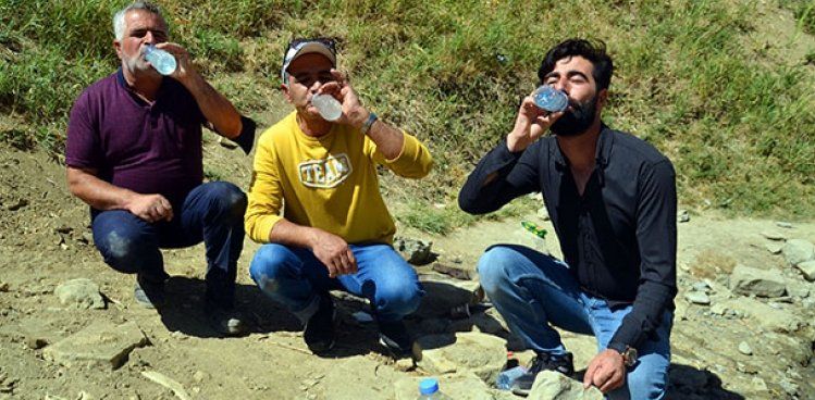 'ŞİFALI' SANILAN PİS SUYU İÇMEK İÇİN TÜRKİYE'NİN DÖRT BİR YANINDAN MUŞ'A GELİYORLAR