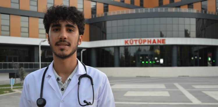 İnşaatında işçi olarak çalıştığı kütüphanede şimdi ders çalışıyor