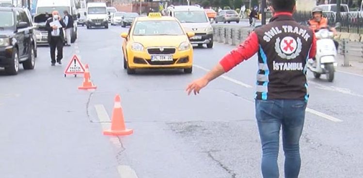 Eminönü'nde sivil polisler yolcu gibi taksilere bindi; kurallara uymayanlara ceza kesildi