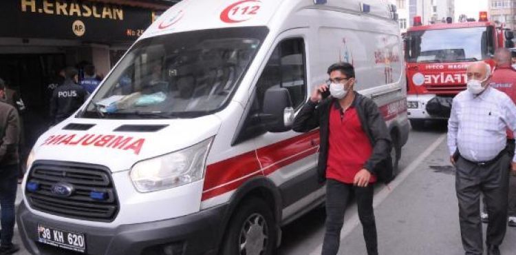 Havalandırma boşluğuna düşen apartman görevlisi öldü, yakınları yöneticiyi linç etmek istedi