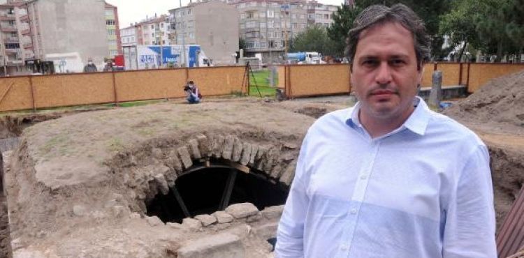 8 ASIRLIK MEZARLIKTA YAPILAN KAZI TAMAMLANDI; EYVAN TİPİ KÜMBET ÇIKTI