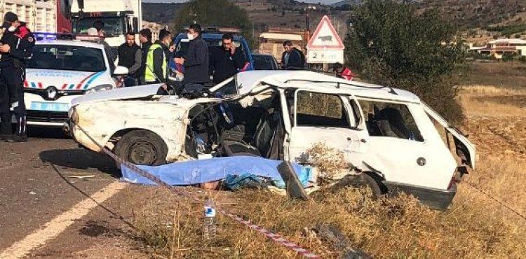 TIR'a çarpan otomobilin sürücüsü öldü, 4 kişi yaralandı