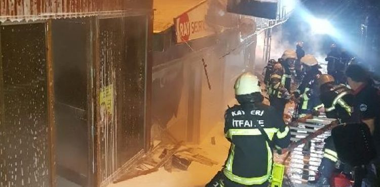 Kayseri’de 3 dükkan ve bir minibüs alev alev yandı