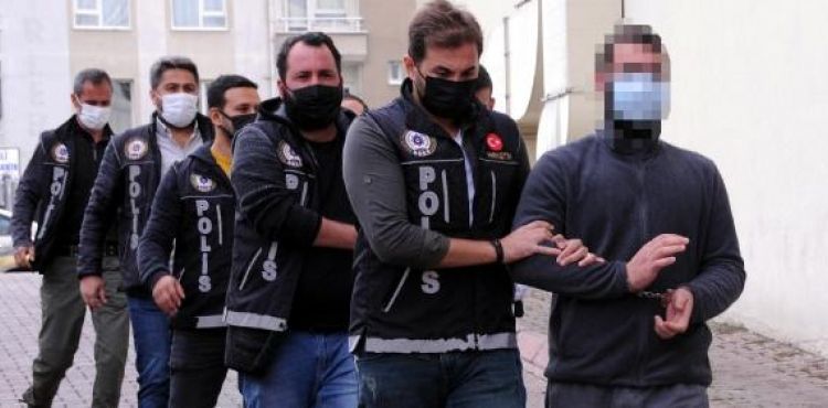 Uyuşturucu şüphelisi, saklandığı halı arkasında yakalandı