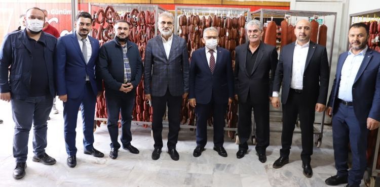 BAŞKAN BÜYÜKKILIÇ PASTIRMA VE SUCUĞUN MERKEZİ KARPUZATAN’DA ESNAFLA BULUŞTU