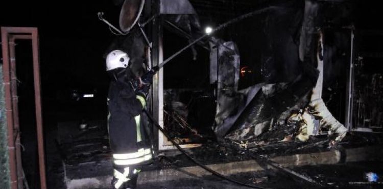 İşten çıkarılan kepçe operatörü, iş makinesi ve iş yerinin güvenlik kulübesini yaktı