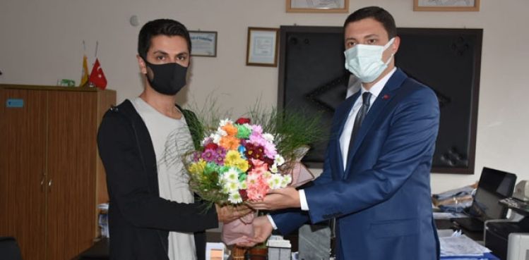 O KAYMAKAM, ÖĞRETMENDEN ÖZÜR DİLEYİP, HELALLİK ALDI
