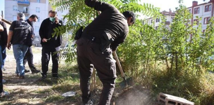 Ceset şüphesiyle kazılan çukurdan köpek ölüsü çıktı