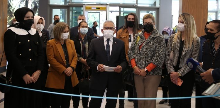 BAŞKAN BÜYÜKKILIÇ, E-38 SANAT SERGİSİ’Nİ KADINLARLA AÇTI