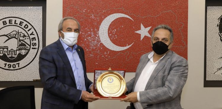 EĞİTİM-BİR-SEN'DEN BAŞKAN YALÇIN'A PLAKET