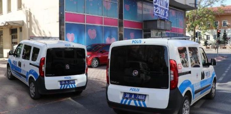 Kapanan hastaneden hırsızlık yaparken yakalandı