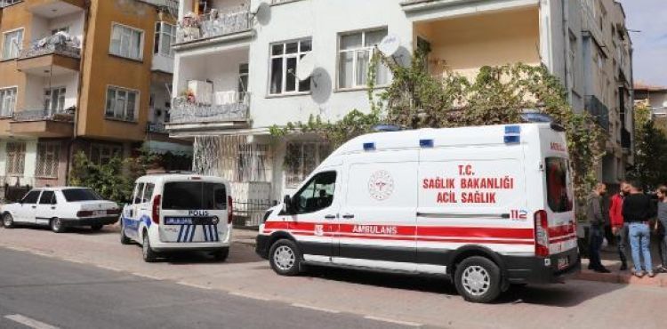 Arkadaşının evinde havalandırma boşluğuna düştü