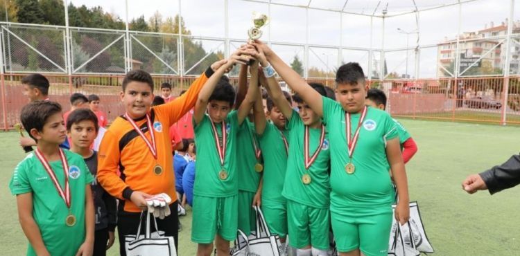 MELİKGAZİ FUTBOL OKULU KAPANIŞ TURNUVASI DÜZENLENDİ