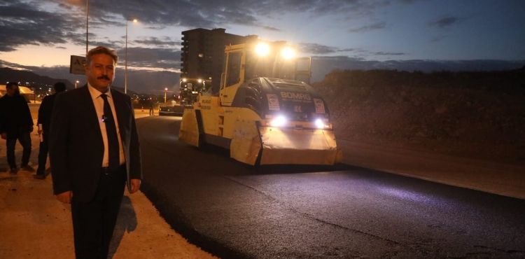 MELİKGAZİ’DE GECE ASFALT MESAİSİ