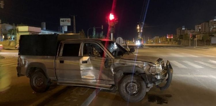 Minibüs ile hafif ticari araç kaza yaptı: 1 yaralı