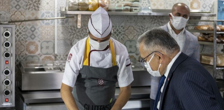 BAŞKAN BÜYÜKKILIÇ’TAN TAKDİR TOPLAYAN GLÜTENSİZ KAFE’YE ZİYARET