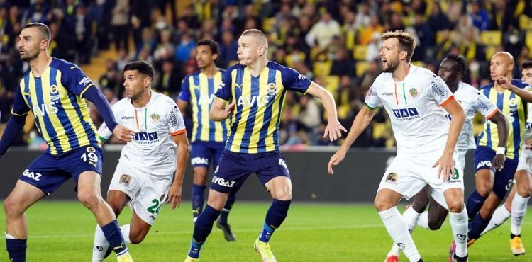 Fenerbahçe evinde ağır yaralı! Maç sonucu: Fenerbaçe 1-2 Alanyaspor
