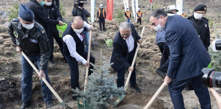 VALİ GÜNAYDIN VE BAŞKAN BÜYÜKKILIÇ’TAN “CUMHURİYET” FİDANI
