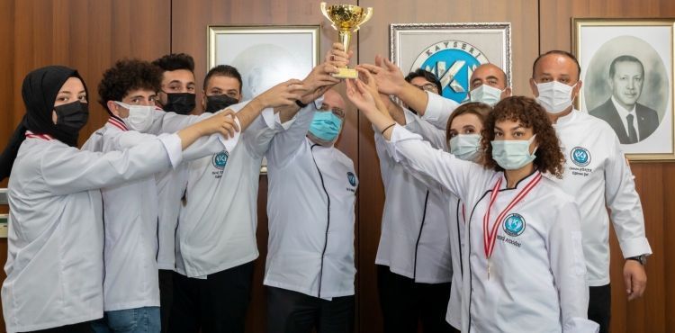 KAYÜ Rektörü, Modern Türk Mutfağı Yarışmasından Ödülle Dönen Öğrencilerini Kabul Etti