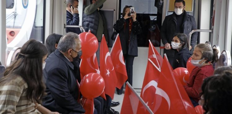 BAKAN YALIN VE RENCLER TRAMVAYDA STKLAL MARI OKUDU