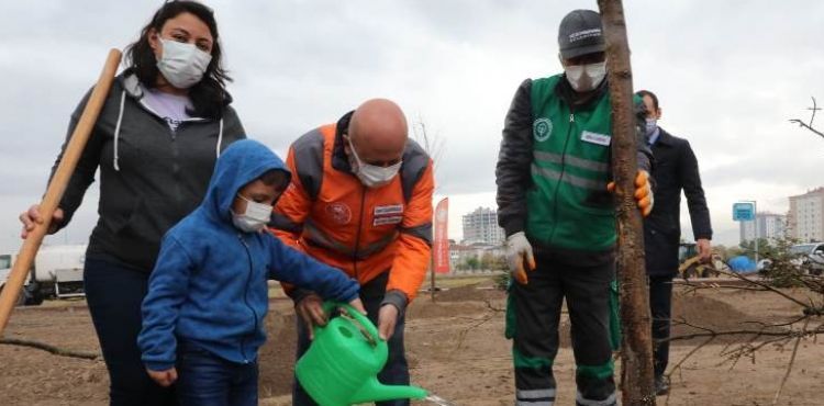 BAŞKAN ÇOLAKBAYRAKDAR, KURSİYERLERLE BİRLİKTE AĞAÇ DİKTİ
