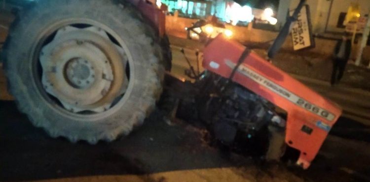 Kaza yapan traktör ikiye bölündü