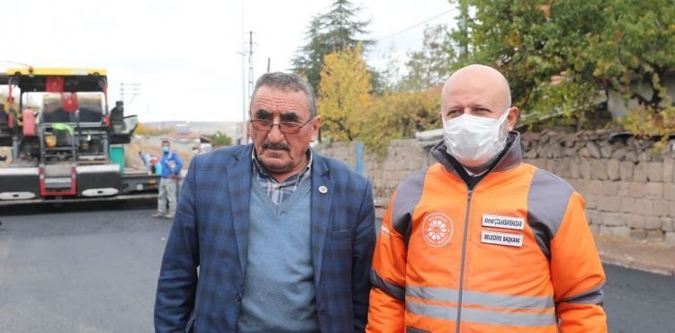 BAŞKAN ÇOLAKBAYRAKDAR, ASFALT MAKİNASININ BAŞINA GEÇTİ ASFALT DÖKTÜ