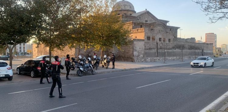 Motosikletli polis timleri sua geit vermiyor