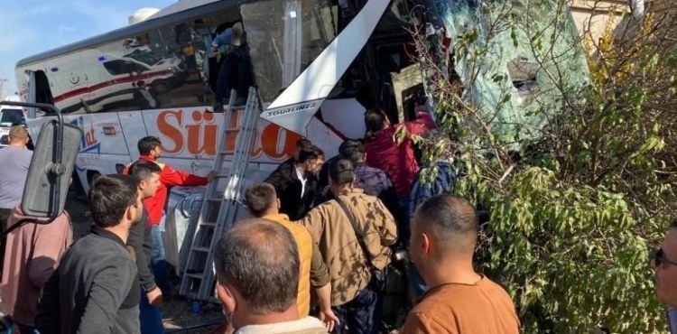 Kayseri'de yolcu otobüsü ile kamyonetin çarpıştığı kazada ölü sayısı 2'ye yükseldi