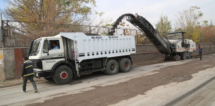 MENSUCAT CADDESİ YENİLENİYOR