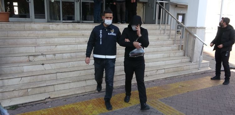 Aranan şahıs saklandığı ahırda yakalandı